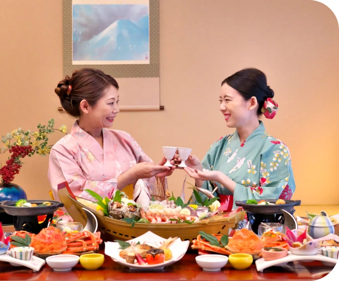 画像：2人の女性が式の会席料理を味わう