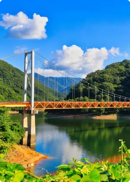 写真：橋と湖